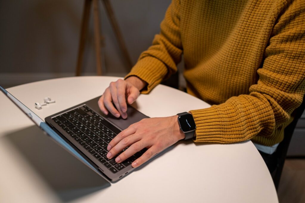 coder using a laptop
